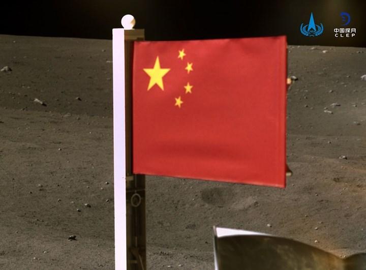 Çin, Ay'a bayrağını dikti! ABD'den sonra bir ilk