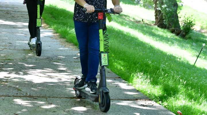 Elektrikli scooter kullanımına yaş sınırı getiren düzenleme Meclis'te kabul edildi