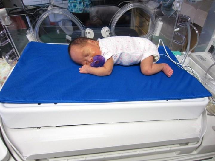 Prematür bebekler için ebeveynleri taklit edebilen yatak geliştirildi