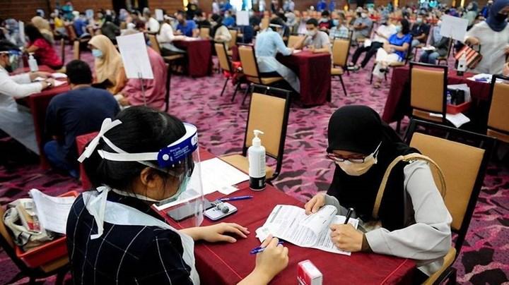 Malezya aşı merkezinde 204 çalışanın Covid-19 testi pozitif çıktı