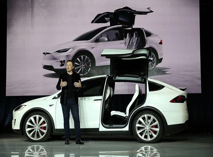 Tesla üretimi yavaşlatmak yerine yeni çiplere adapte oluyor
