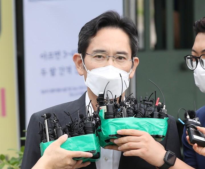Samsung başkan yardımcısı, şartlı tahliyeyle serbest bırakıldı