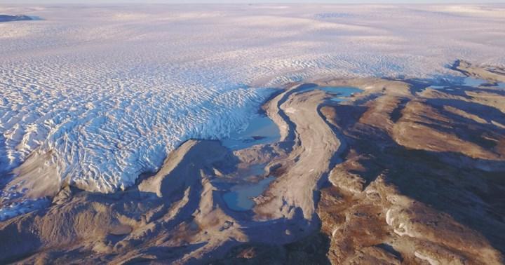 Grönland buz tabakasının zirvesine tarihte ilk kez yağmur yağdı