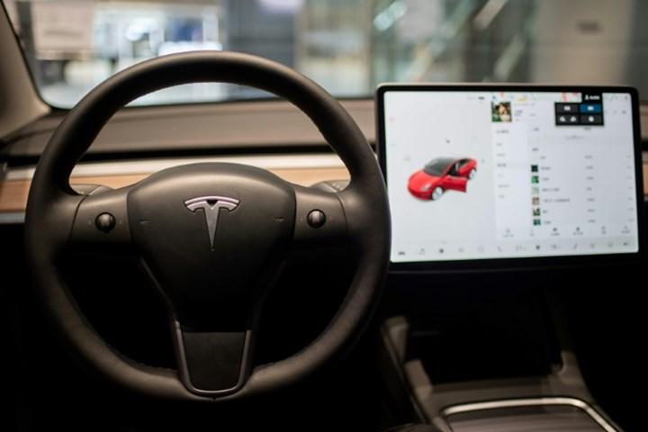 Tesla, sürücülerin oyun oynamasına yasak getirecek