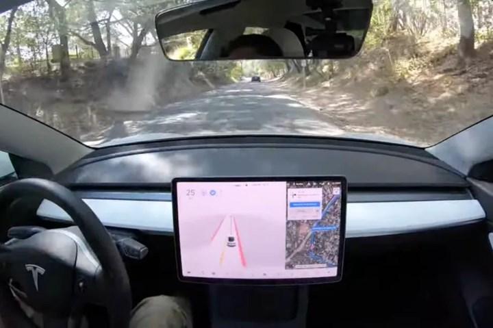 Tesla, otopilotun dubalara çarptığını gösteren çalışanını kovdu