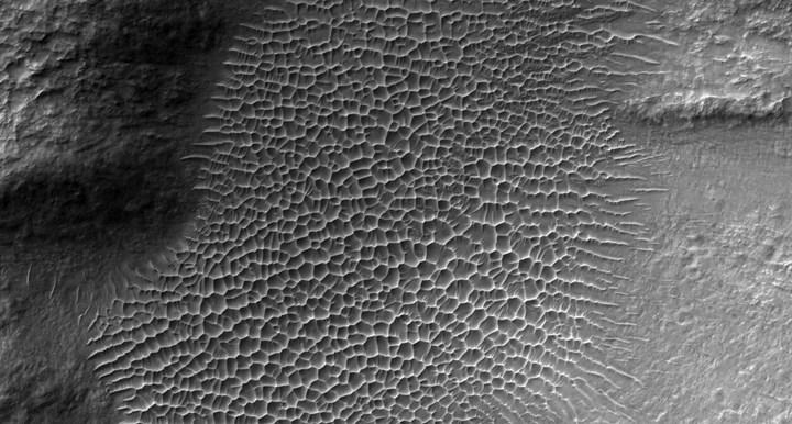 NASA, HiRISE'ın çektiği Mars kumullarını paylaştı