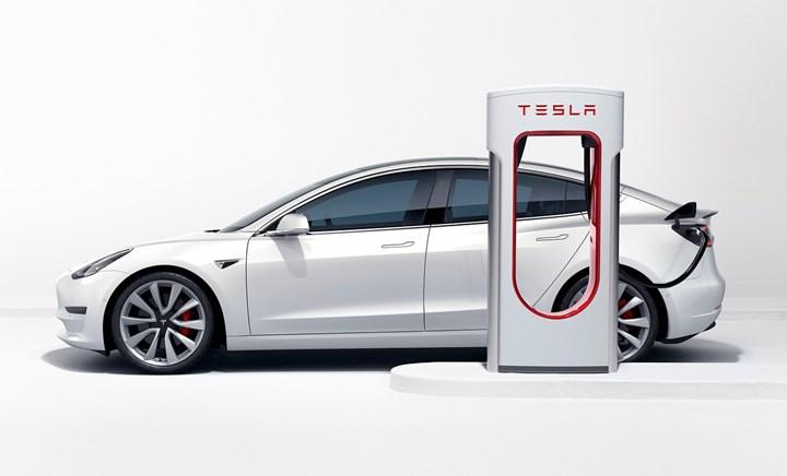 Tesla elektrikli araçlarının yanında şarj cihazı vermeyecek