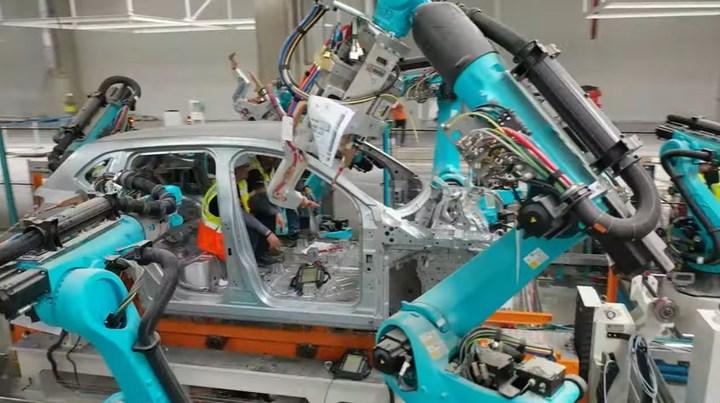 TOGG fabrikasındaki robot hatlarında ilk C-SUV gövdesi üretildi