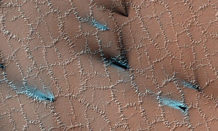Mars'taki garip desenlerin gizemi çözüldü: Örümcek veya arı yok