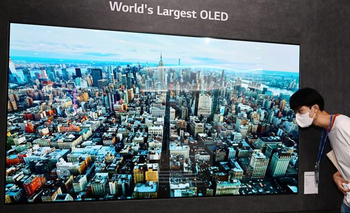 LG, titreyerek ses üren 97 inç OLED panelini duyurdu