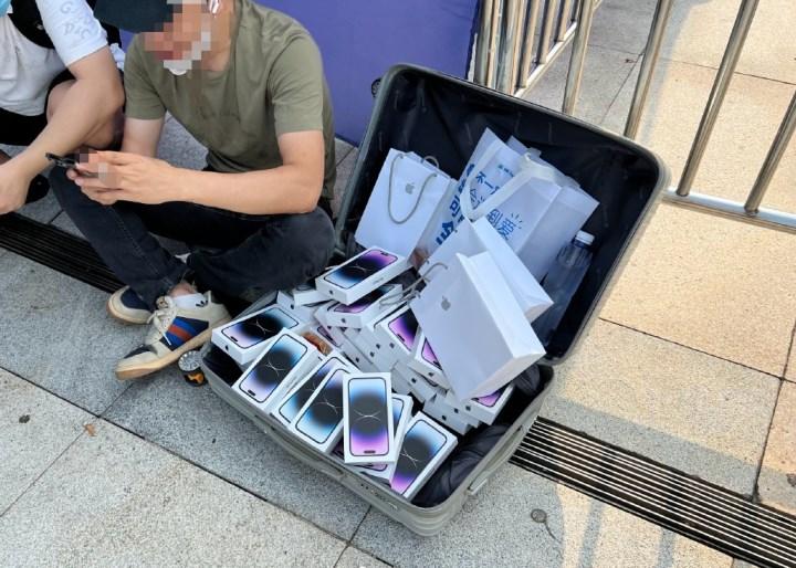 iPhone 14 Çin sokaklarında işportaya düştü: Sokaklarda satıyorlar