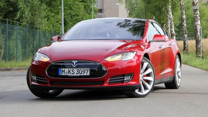 Tesla Model S pil değişimi için araba parası isteme