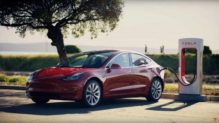 Tesla Model 3 yeniden tasarlanıyor! Üretim maliyeti düşecek