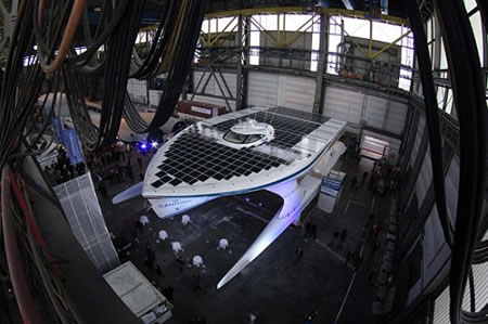 Güneş enerjisiyle çalışan en büyük tekne tanıtıldı