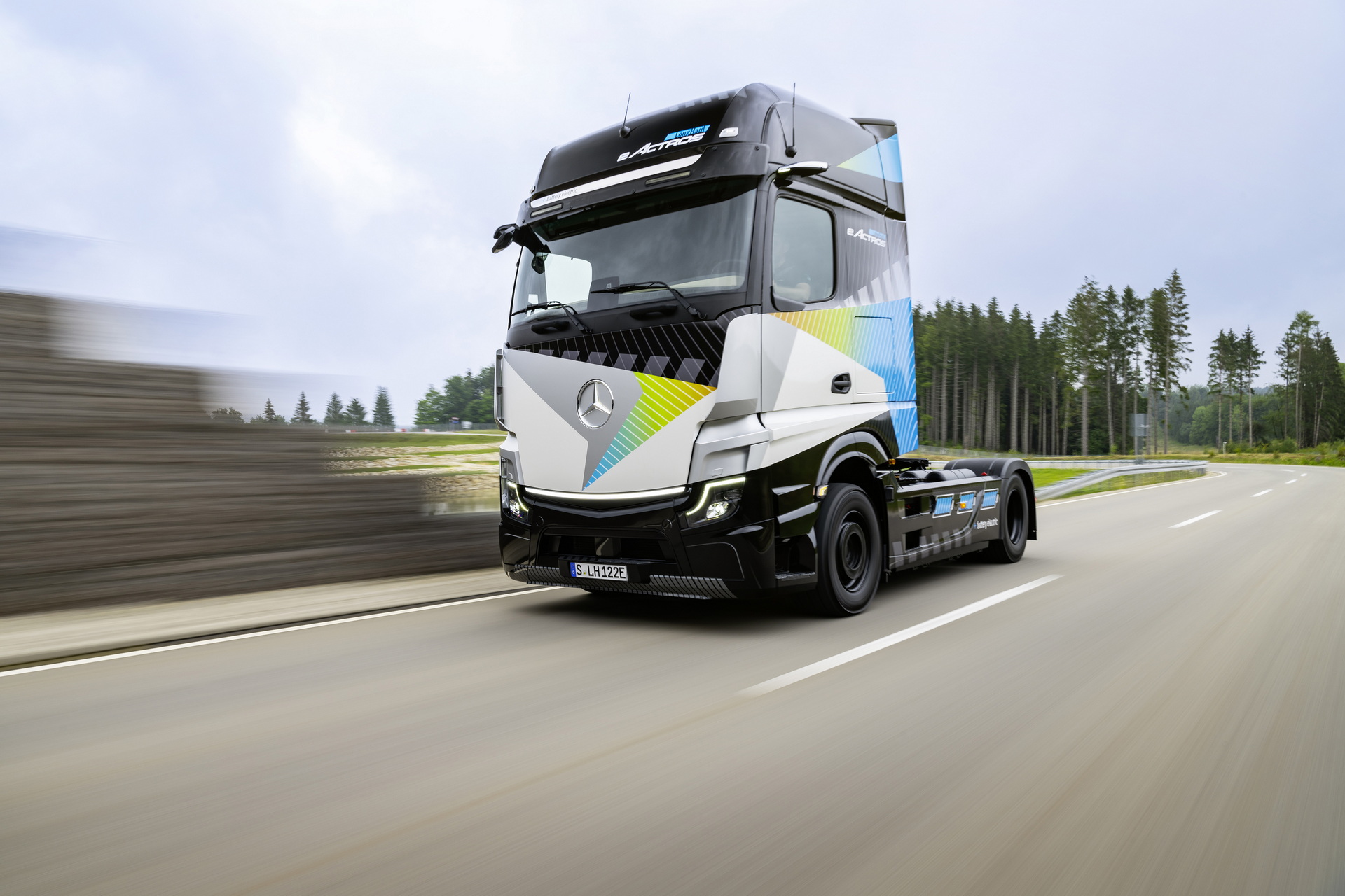 Mercedes-Benz eActros LongHaul