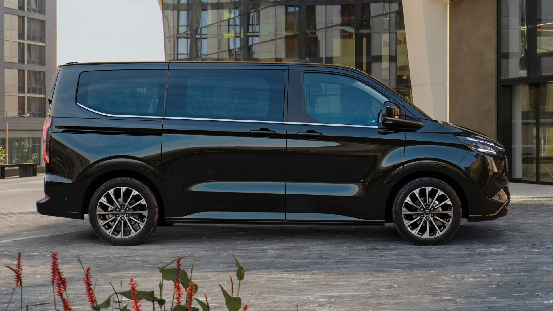 Yeni Ford Tourneo Custom tanıtıldı İşte tasarımı ve özellikleri