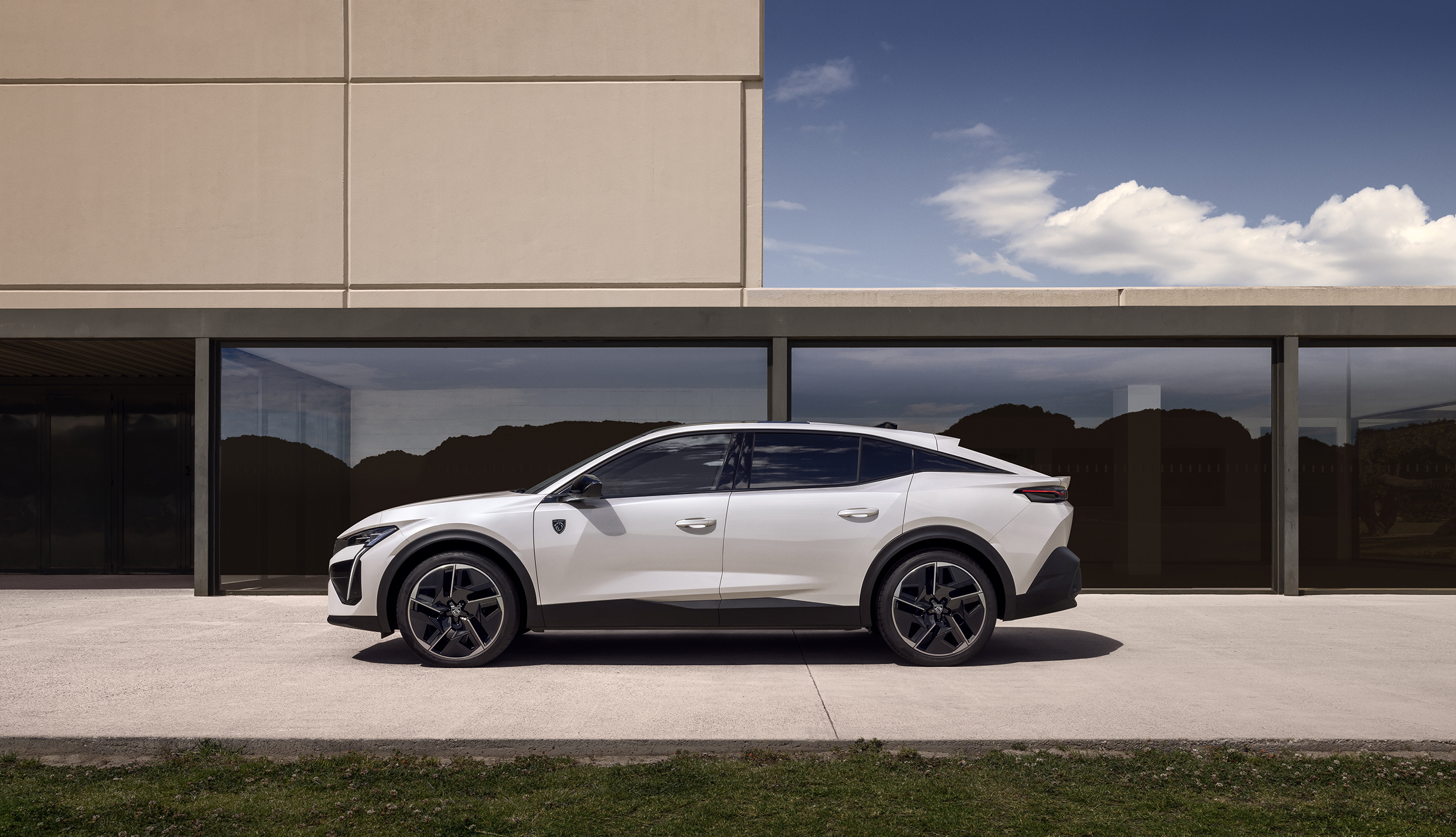 Peugeot E-408 tanıtıldı