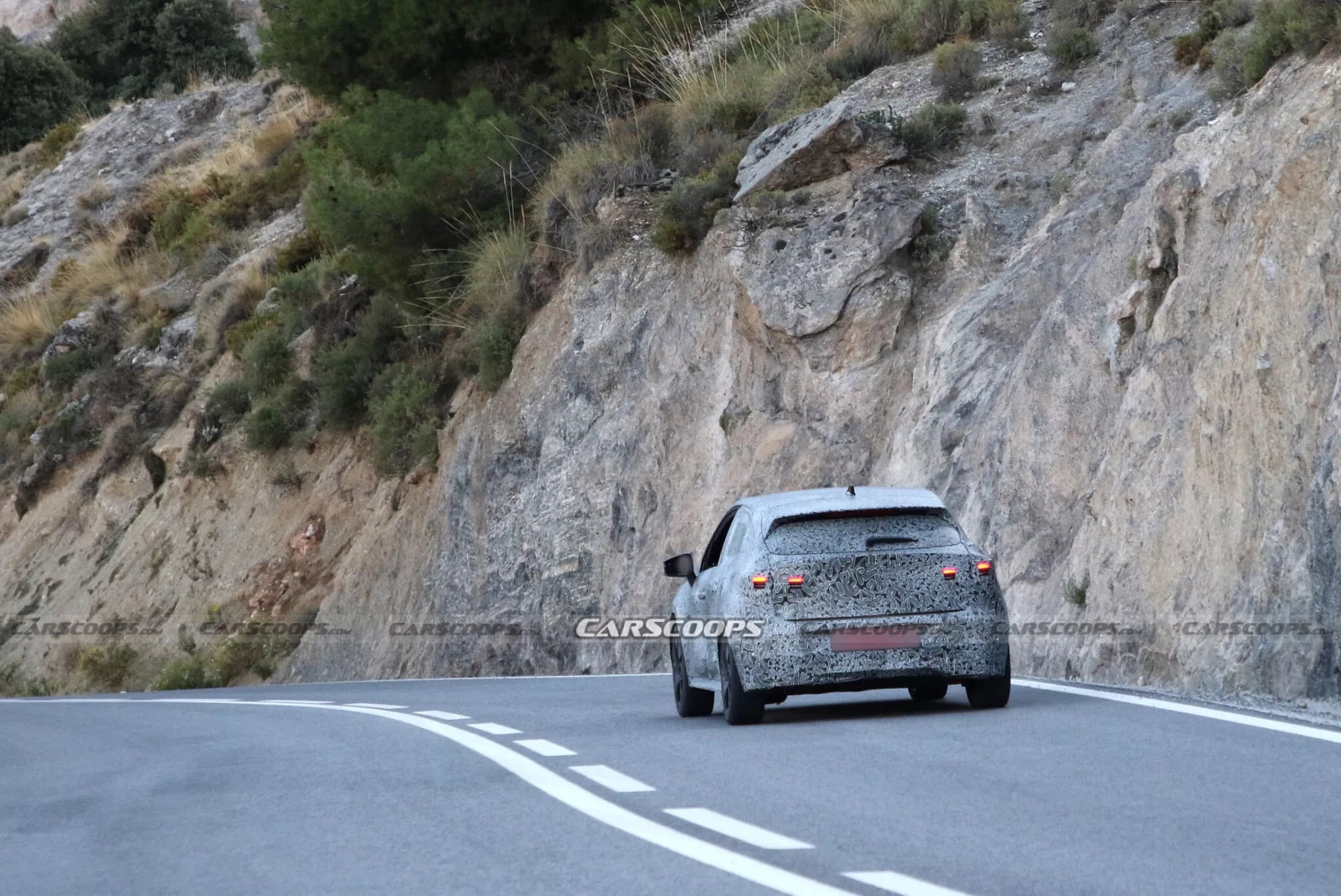 Yeni Clio'dan casus resimler