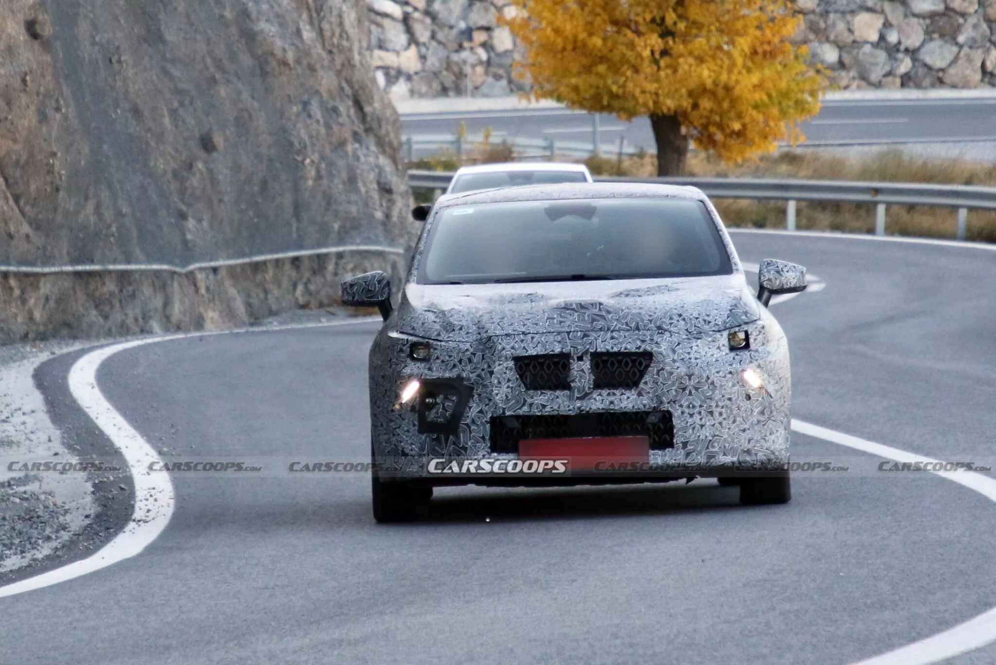Yeni Clio'dan casus resimler