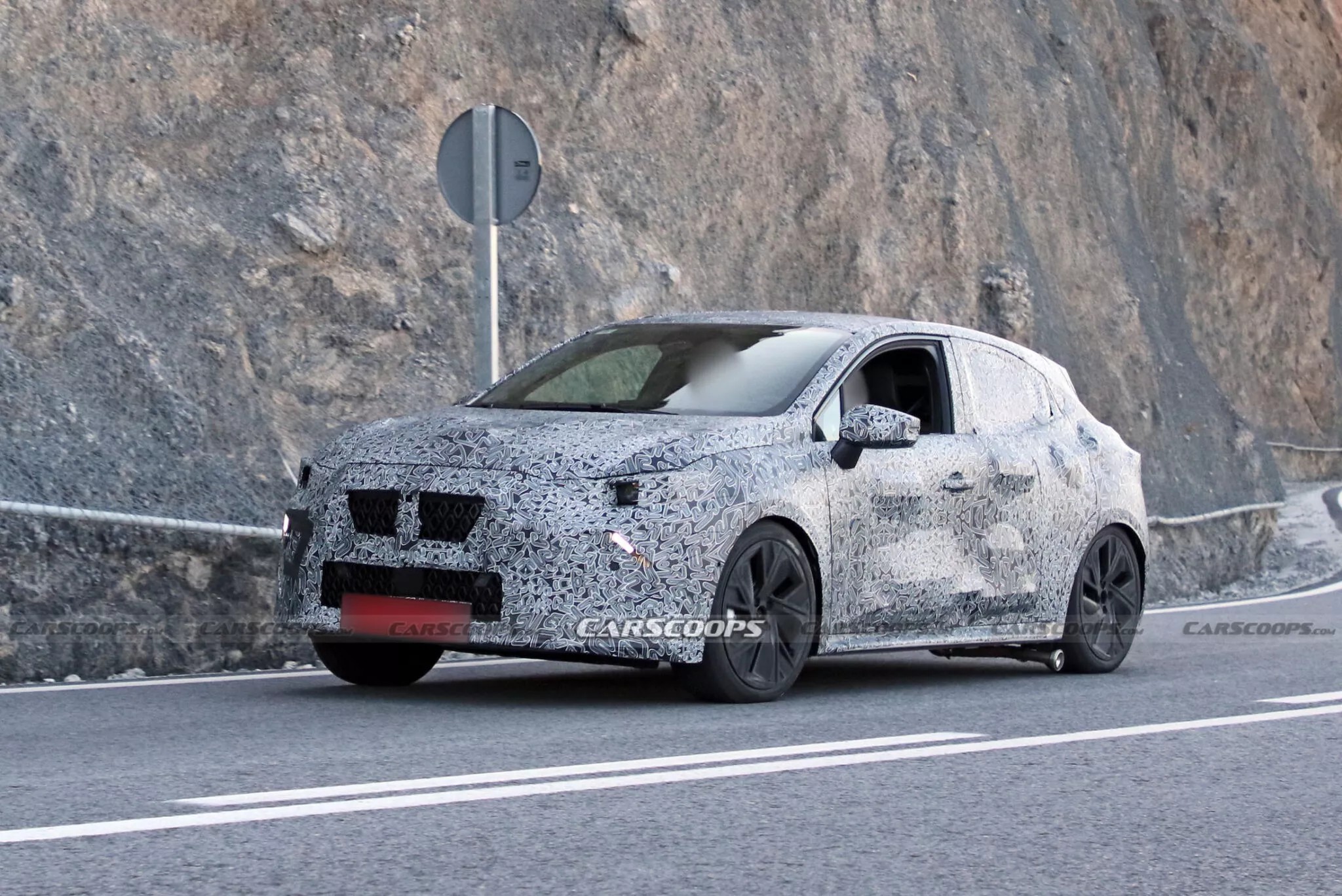 Yeni Clio'dan casus resimler