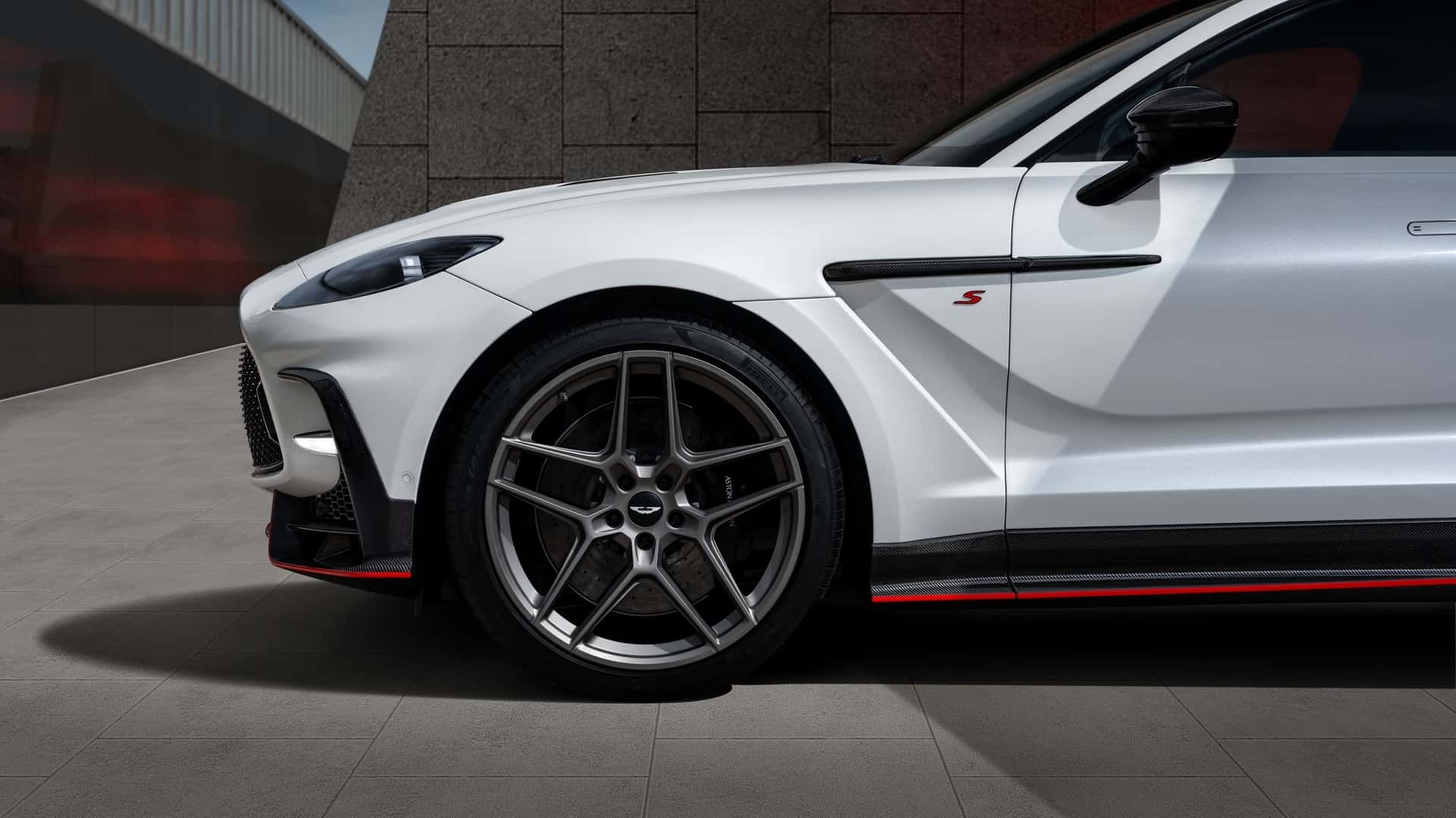 Aston Martin DBX S