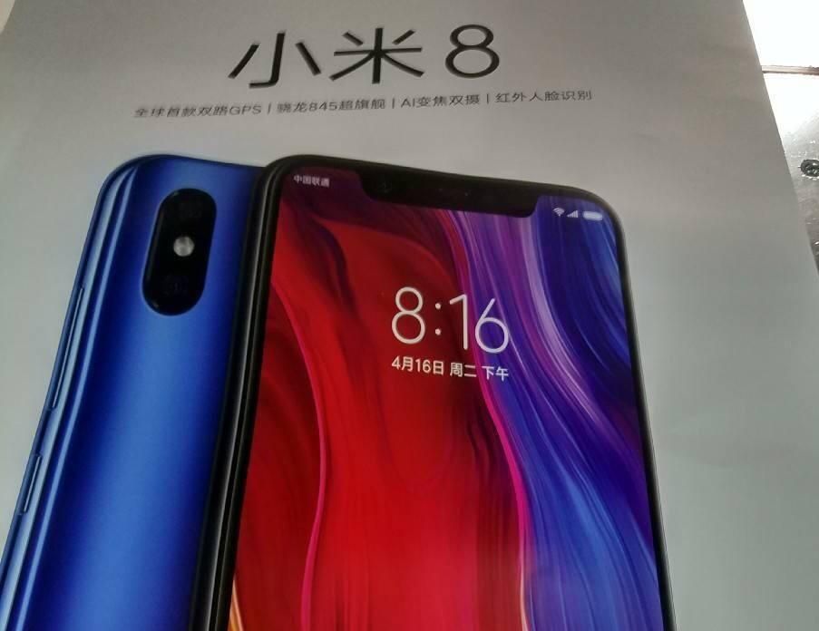 Xiaomi Mi 8'in posteri, cihazda ekrana gömülü parmak izi okuyucu olmadığını gösteriyor