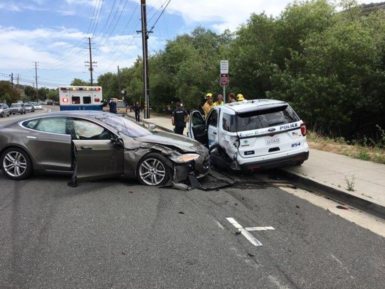 Otonom modda hareket eden Tesla Model S, polis aracına çarptı