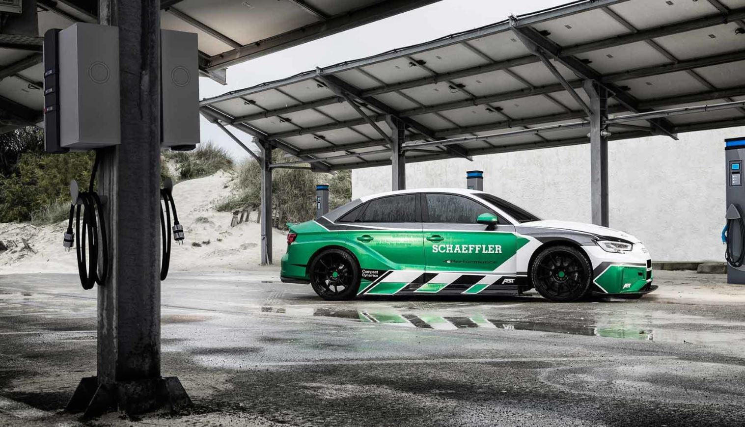 Audi RS3, elektrikli motorla 1180 beygirlik canavara dönüştü