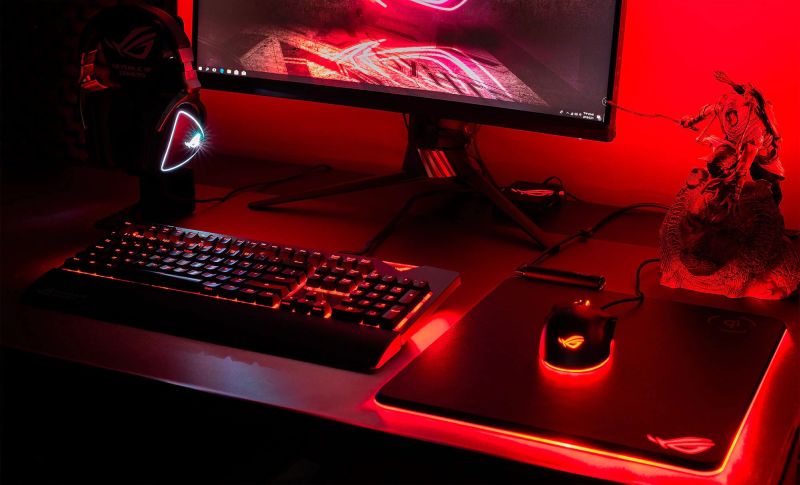 Asus'tan LED ışıklı ve Qi kablosuz şarj özellikli mouse pad