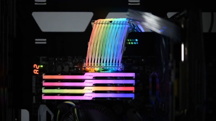 Lian Li’den dünyanın ilk RGB aydınlatmalı güç bağlantı kablosu