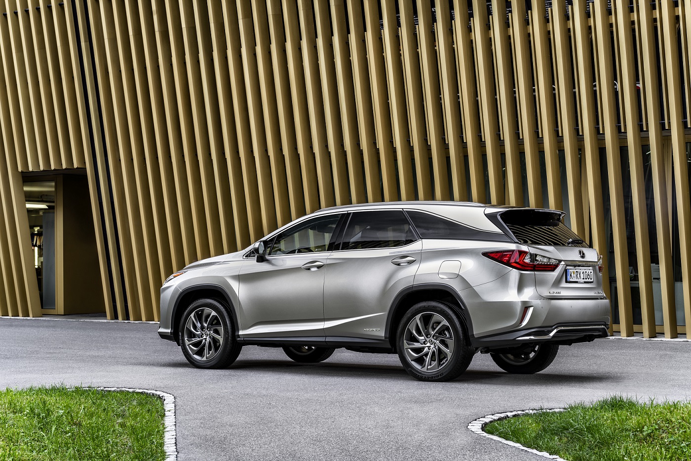 Yeni Lexus RX L Türkiye'de satışa çıkıyor; hibrit motorlu 7 kişilik SUV