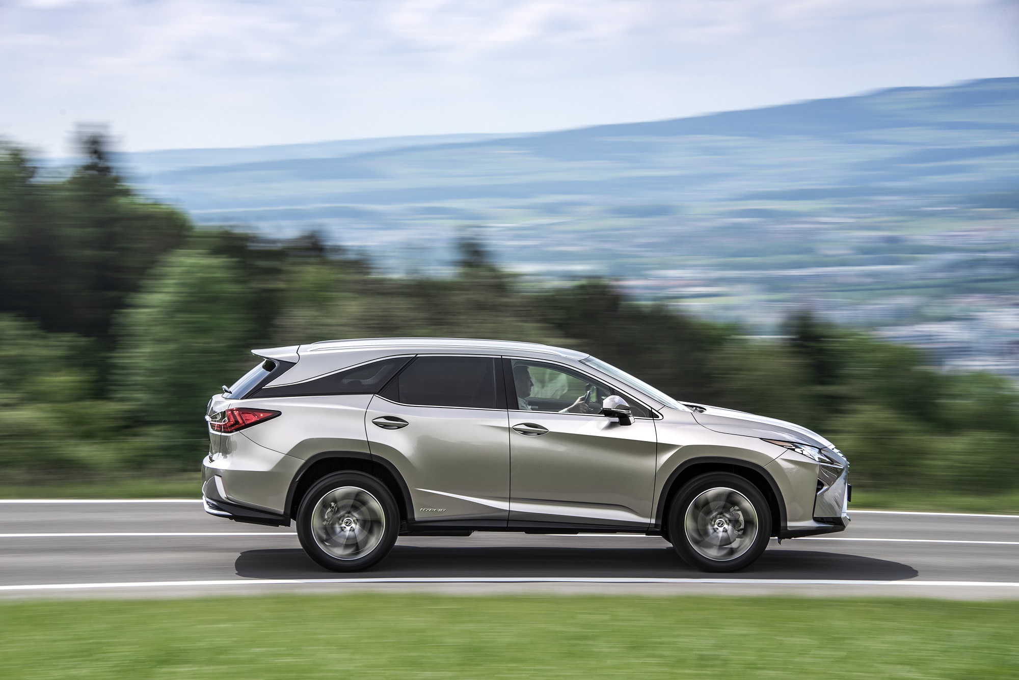 Yeni Lexus RX L Türkiye'de satışa çıkıyor; hibrit motorlu 7 kişilik SUV