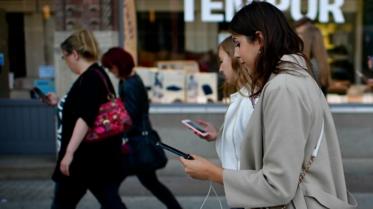 Çin'deki bir AVM'de akıllı telefon bağımlıları için yürüyüş şeridi oluşturuldu