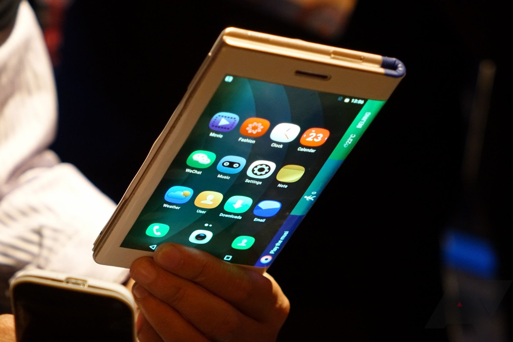 Samsung'un katlanabilir akıllı telefonu yaklaşık 2.000 dolar fiyata sahip olacak