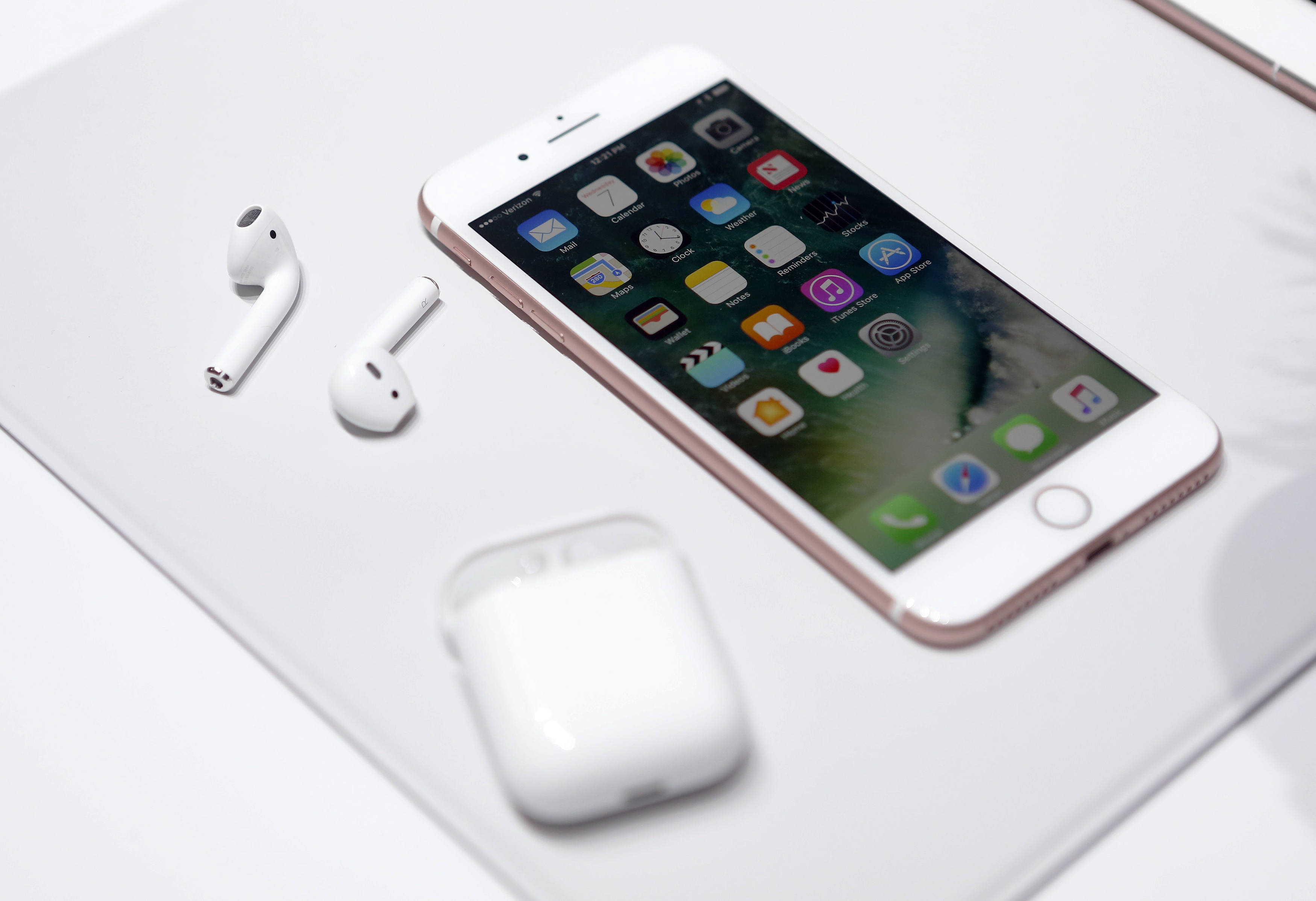 Yeni AirPods kablosuz şarj kutusu iPhone'ları da şarj edebilecek