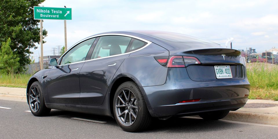 Tesla Model 3 siparişi verenler şirkete 2500 dolar daha ödemek zorunda