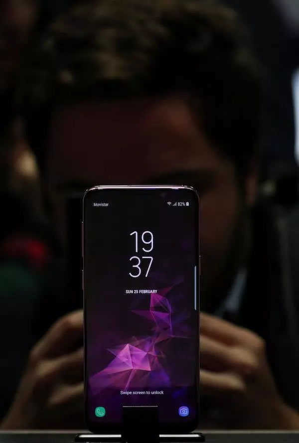 Büyük ekranlı yeni iPhone'a önlem alan Samsung, Galaxy S10+'ın ekranını büyütüyor