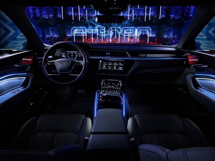 Kapı içlerinde bile ekran var! İşte Audi E-Tron'un etkileyici kabin fotoğrafları