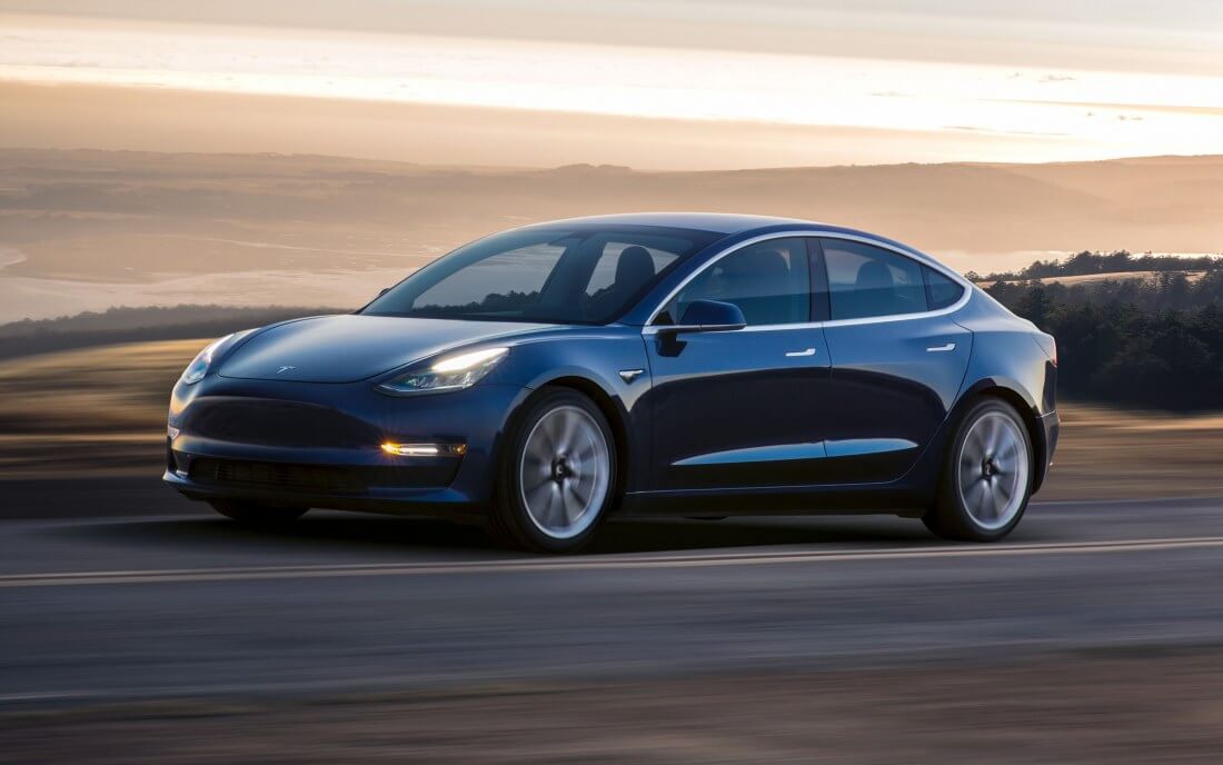 Tesla'nın otomatik park sistemi 'Summon' artık Model 3'te kullanılabiliyor