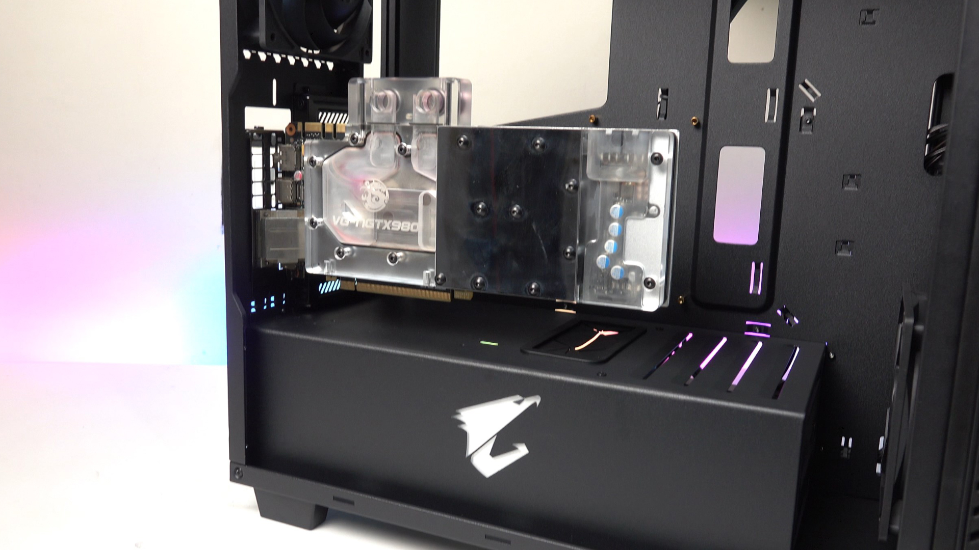 Gigabyte AORUS AC300W RGB Kasa İncelemesi