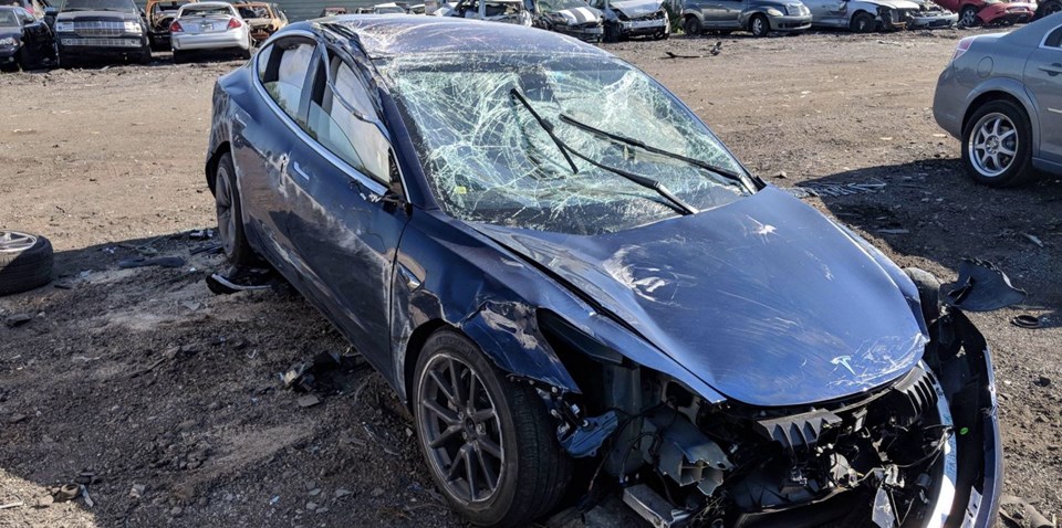 Defalarca takla atan Tesla Model 3, sağlamlığıyla güven verdi