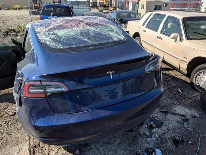 Defalarca takla atan Tesla Model 3, sağlamlığıyla güven verdi