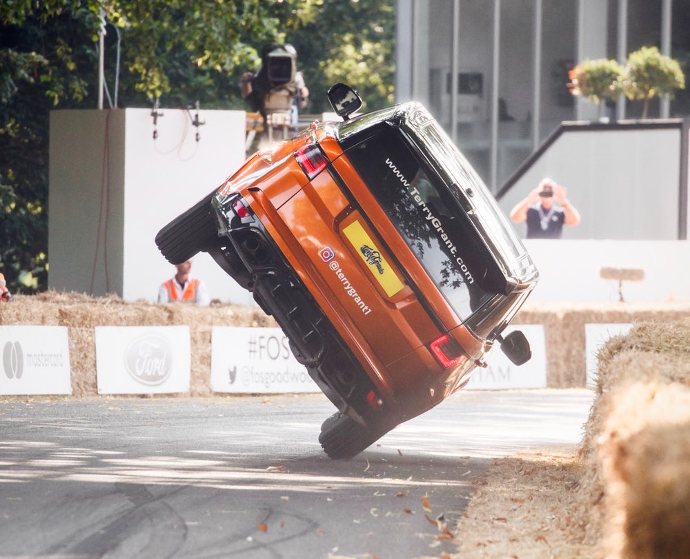 'İki teker üzerinde dünya rekoru' Range Rover Sport SVR ile kırıldı