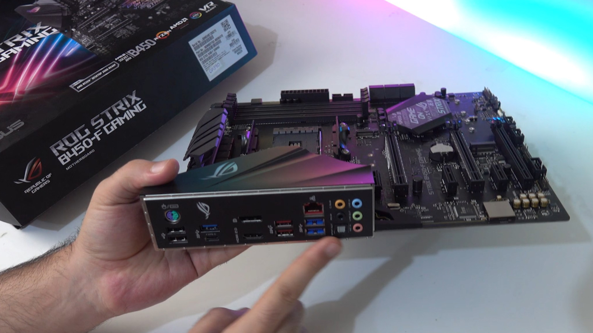 ASUS Rog Strix B450F Gaming Anakart Kutu Açılımı