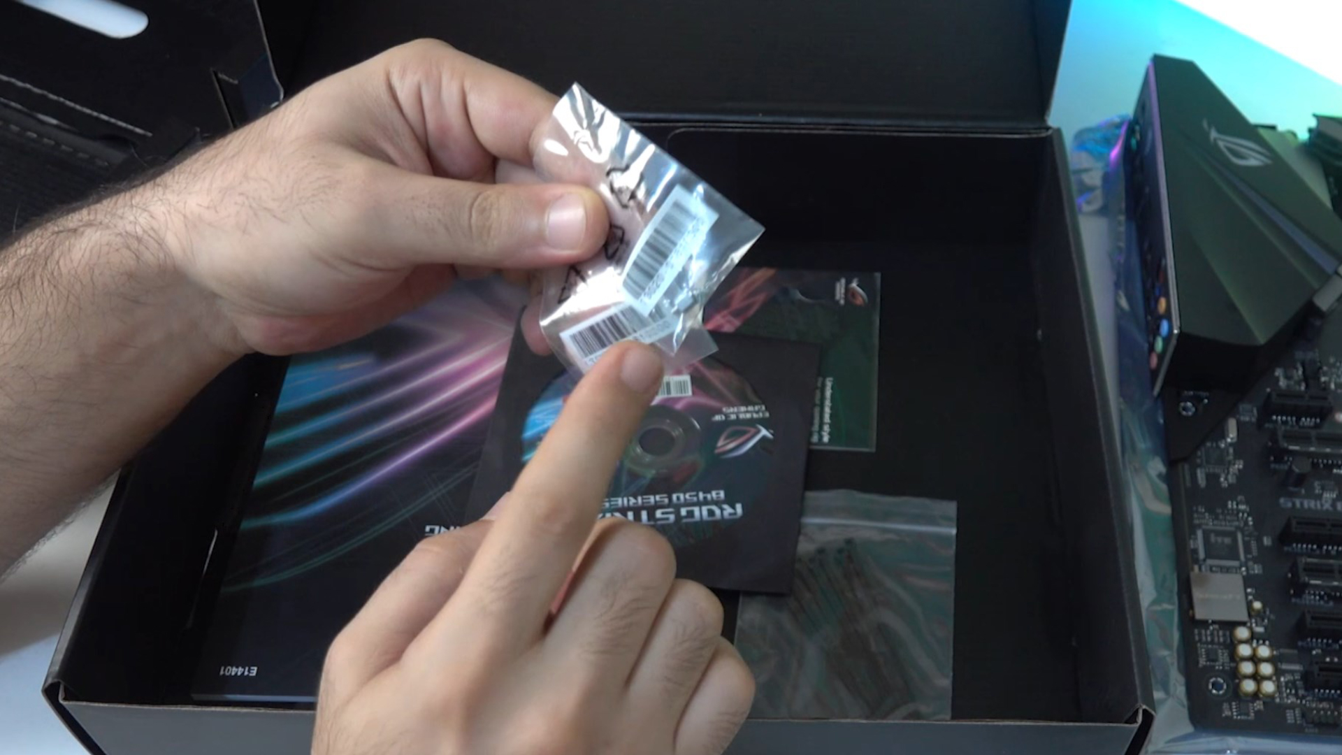 ASUS Rog Strix B450F Gaming Anakart Kutu Açılımı