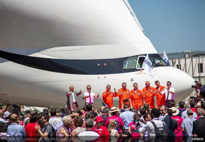 Airbus'ın uçan balinası BelugaXL, ilk uçuşunu başarıyla gerçekleştirdi