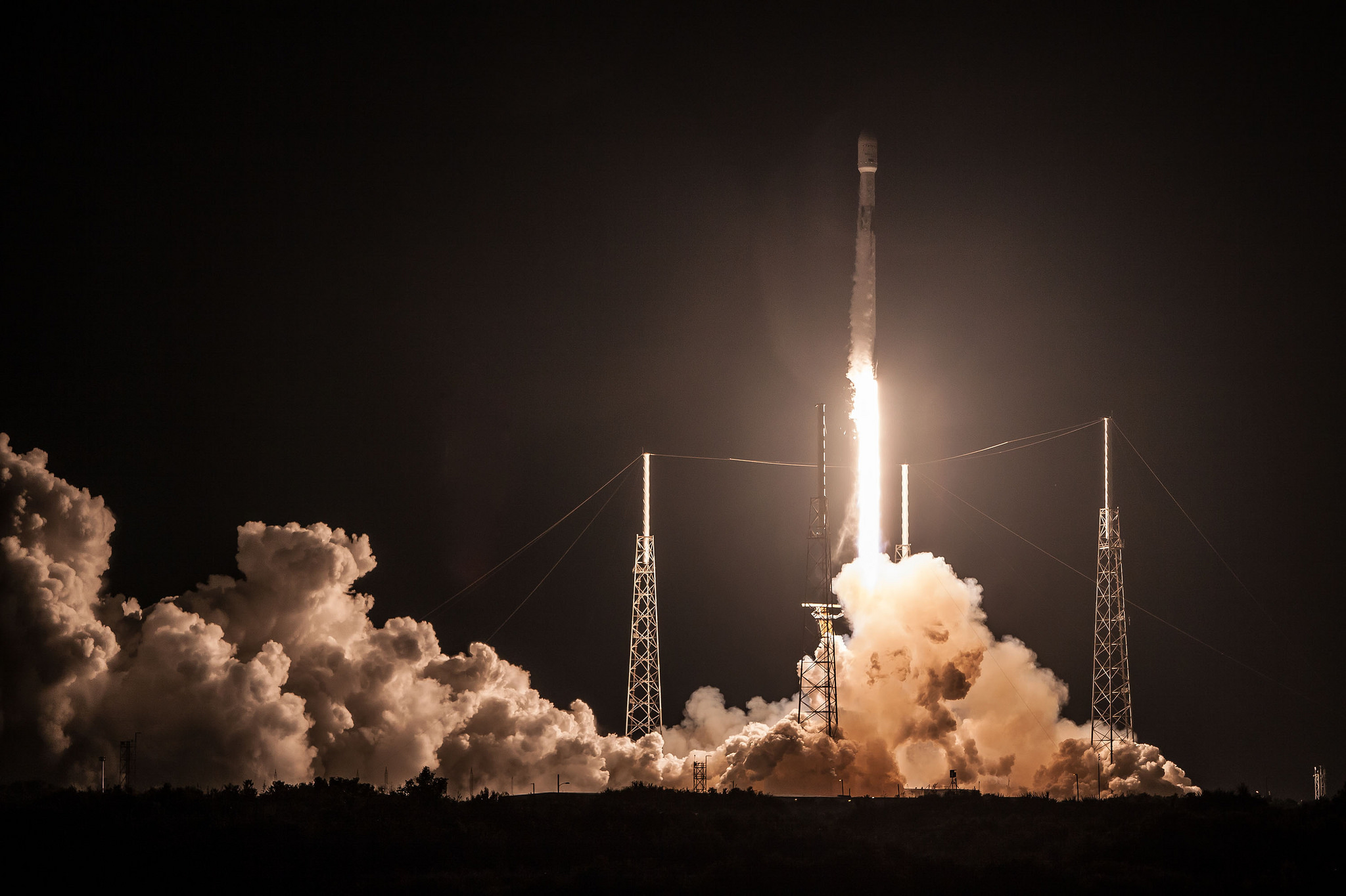 SpaceX, uzun bir sürenin ardından iniş denemesi yaptı: İşte görüntüler