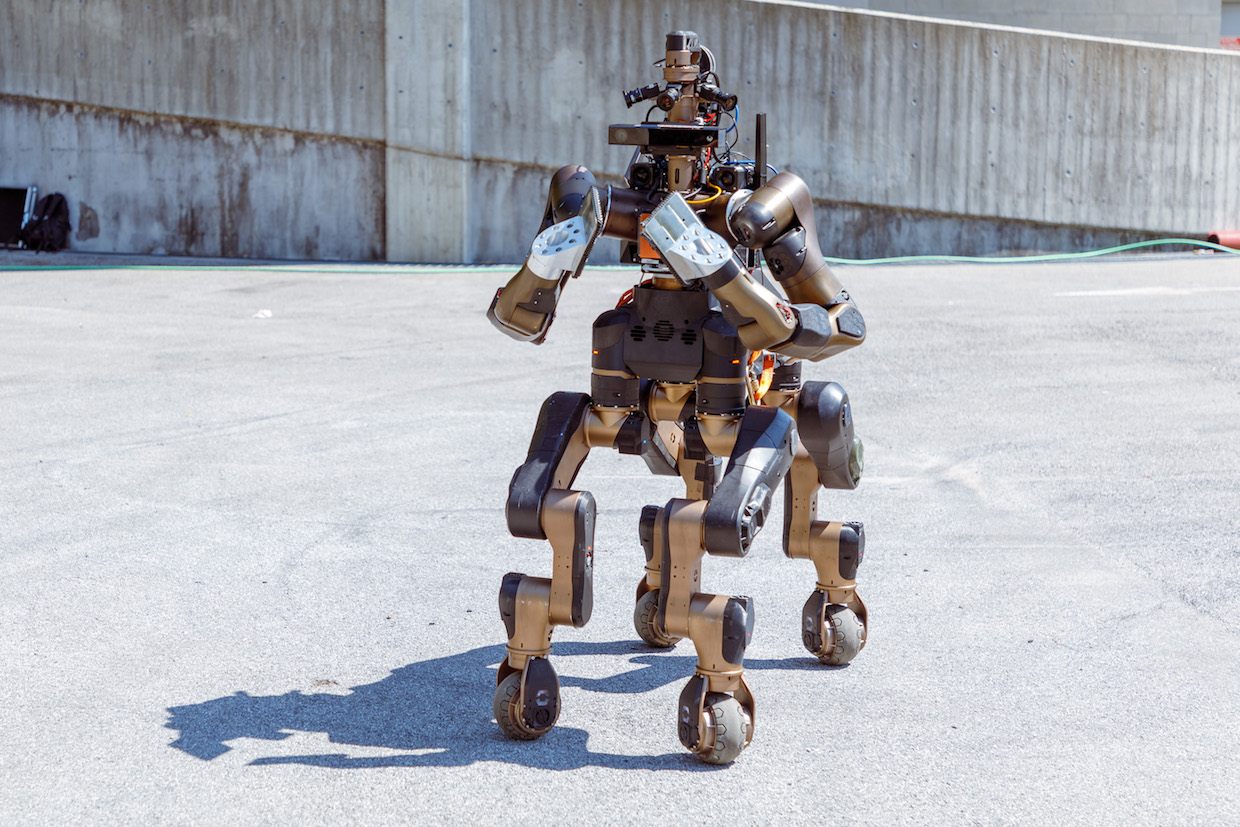 Dört bacağa ve iki kola sahip afet müdahale robotu: Centauro