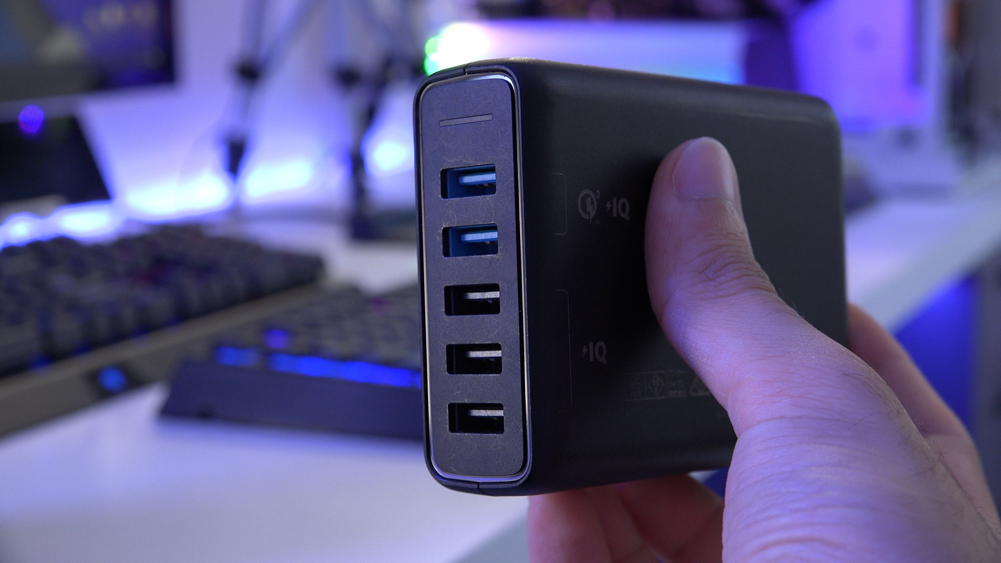 Orijinal şarj adaptörüne gerek var mı? 'Anker PowerPort 5 Speed incelemesi'