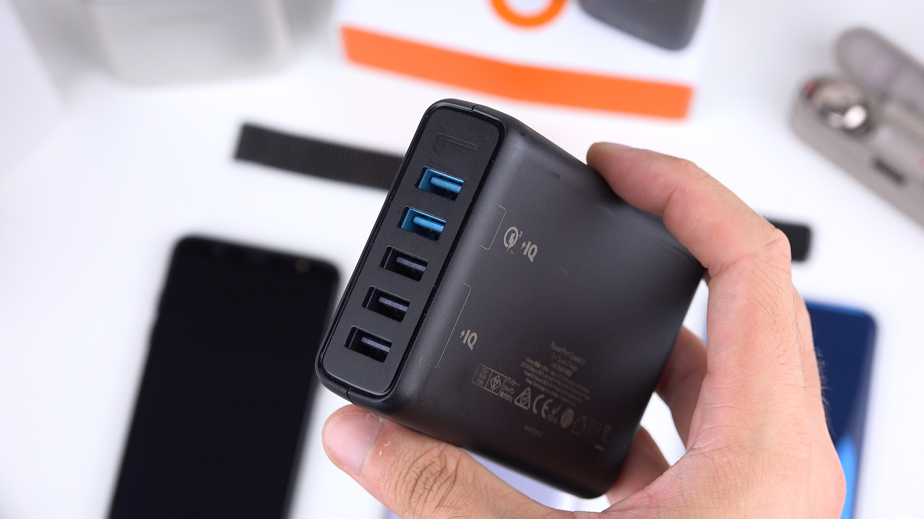 Orijinal şarj adaptörüne gerek var mı? 'Anker PowerPort 5 Speed incelemesi'